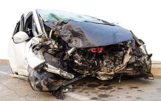 la voiture blanche a été démolie photo