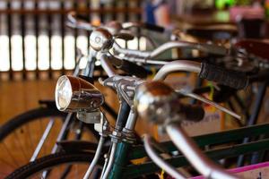 cloche et lampes, vélos anciens photo