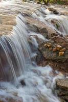 cascade de ruisseau floue. photo