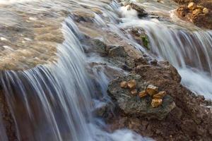 cascade de ruisseau floue. photo