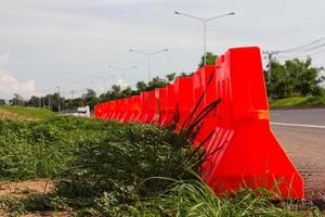 barrière orange plastique herbe route photo