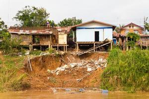 maisons en bois près d'un glissement de terrain photo