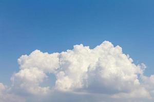 ciel et nuages blancs photo