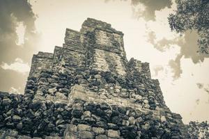 ancien site maya avec temple ruines pyramides artefacts muyil mexique. photo