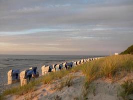 coucher de soleil sur la plage de zingst photo