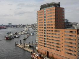 la ville de hambourg au bord de l'elbe photo