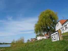 le rhin et la ville de rees photo