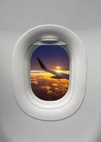 coucher de soleil à la fenêtre de l'avion
