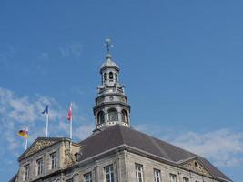 la ville de maastricht à la maas aux pays-bas photo