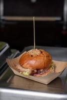 hamburger prêt sur une assiette en papier pendant le festival de l'alimentation de rue photo