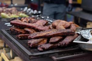 brochettes de viande grillées sur la braise, avec de la fumée. l'alimentation de rue. photo