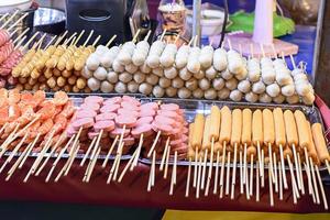 saucisses et boulettes de viande attendent. son apéritif photo