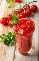 Bloody Mary boisson alcoolisée avec des tomates fraîches