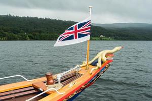 Coniston, Lake District, Cumbria, Royaume-Uni, 2015. Union Jack volant sur la gondole yacht à vapeur photo