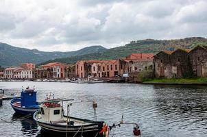 vue sur une rivière devant des bateaux dans la vieille ville de fond photo