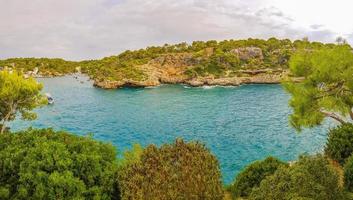 vue panoramique sur la baie de cala figuera à majorque en espagne. photo