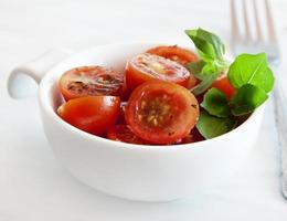 tomates cerises et basilic