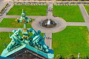 vue de dessus de l'extérieur de la cathédrale de berlin et de l'ustgarten, parc devant le berliner dom photo