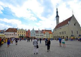 Tallinn, Estonie, 10 juillet 2017-touristes profitant d'une journée ensoleillée photo