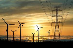des silhouettes d'éoliennes sont utilisées pour produire de l'électricité dans les champs pendant les heures du soir.