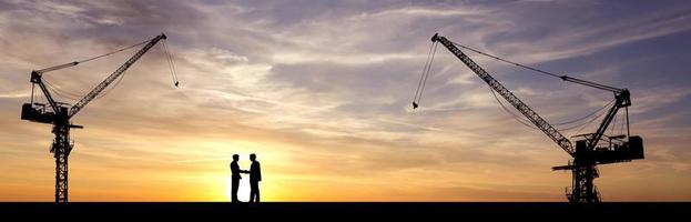 la silhouette de la grue sur le chantier photo