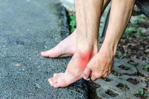 douleur au pied. massage des pieds masculins. pédicures. isolé sur fond blanc. photo