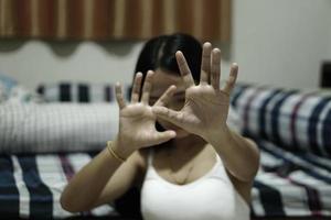 femme a levé la main pour dissuader, campagne stop violence contre les femmes, mise au point manuelle, ton vintage photo