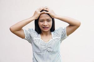 les femmes asiatiques souffrent de stress au travail. Met ta main sur ta tête photo