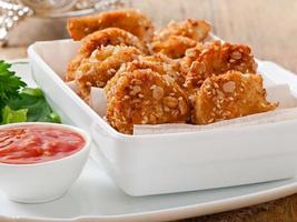 nuggets de poulet enrobés de céréales, miettes et sésame photo