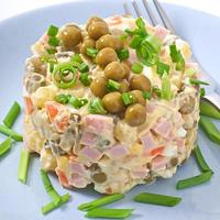 salade olivier - salade traditionnelle russe photo