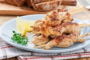 poulet grillé sur brochettes de bambou photo