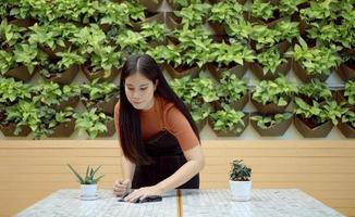 la serveuse essuie la table au restaurant. gros plan sur une table de nettoyage des mains de femme avec une lingette humide. photo