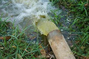 l'eau s'écoule des tuyaux dans les champs. photo