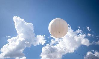 ballon blanc gonflable géant adapté à la publicité avec le logo de la marque. anniversaire de la marque. photo