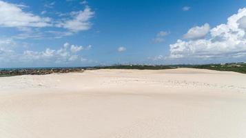 belle image aérienne des dunes de la ville natale, rio grande do norte, brésil. photo
