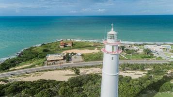 vue en angle bas du phare au sommet de la dune verdoyante de natal, brésil photo