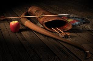 tir à l'arc avec une cible et une pomme sur un plancher en bois