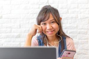 adolescent utilise un ordinateur portable au café. photo