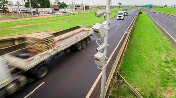 radar de circulation avec caméra de contrôle de vitesse sur une autoroute. photo