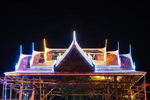 lumières clignotantes sur le temple du toit. photo