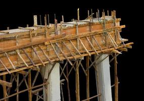 poutres de pont en béton de bois. photo