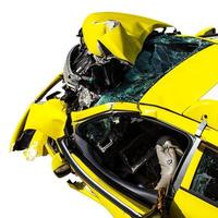 isoler un accident de voiture jaune. photo