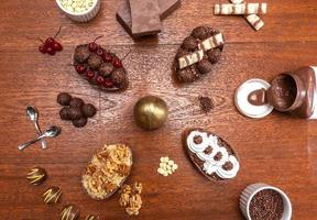 oeuf en chocolat avec garniture pour pâques sur fond en bois. espace de copie de texture de fond photo