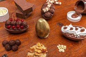 oeuf en chocolat avec garniture pour pâques sur fond en bois. espace de copie de texture de fond photo