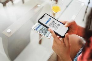 nouvelle forme de paiement des factures et des factures au brésil. femme tenant un téléphone portable avec application pix avec code qr, x gros plan de l'écran. photo