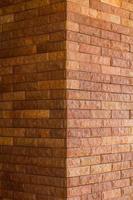 mur d'angle de brique brune. photo