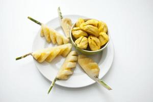 composition de fruits tropicaux frais, ananas au jacquier photo