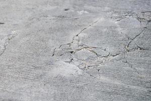 vue de dessus des fissures sur la route en béton photo