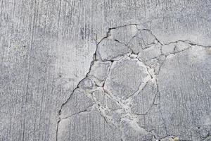 vue de dessus des fissures sur la route en béton photo