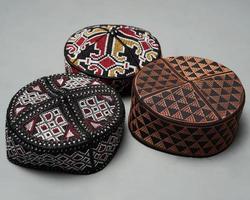 collection de chapeaux kopiah ou peci avec une variété de motifs de couleurs et de formes. peci qui est généralement utilisé pour les hommes musulmans lors de la prière à la mosquée. casquette islamique isolé sur fond blanc. dit moubarok. photo